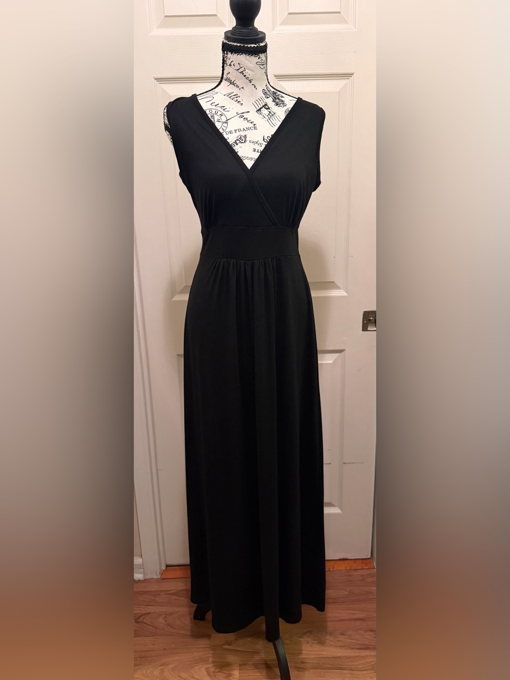 Elegant Black V-Neck Maxi Dress with Fitted Waist